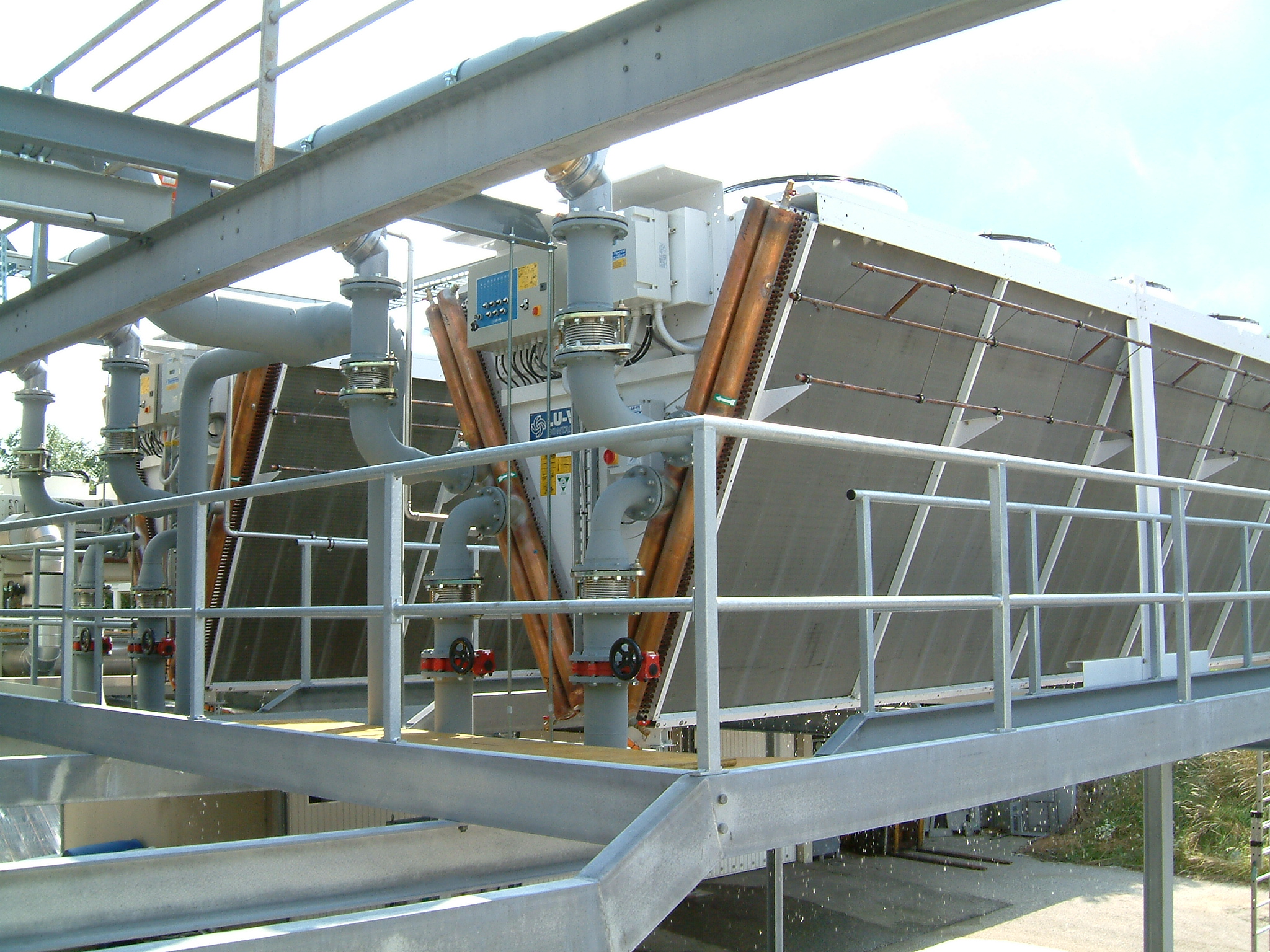 EM MICROELECTRONICS (SWATCH Group) - Marin, Neuchatel Lake, Switzerland -  
Cooling for electronic components and air conditioning - 2 EHLD1X 6277 Dry & Spray with water treatment system - 850 KW each unit -  