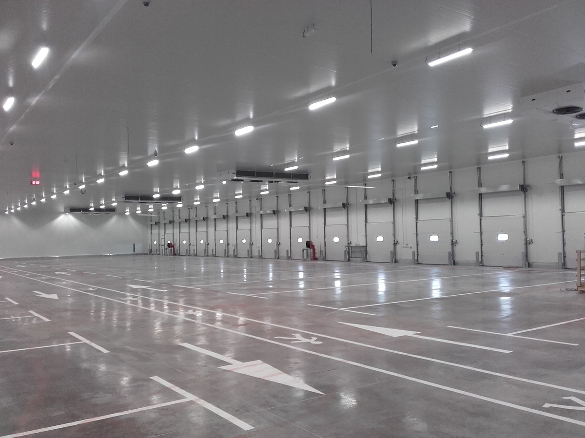 Centre logistique de STEF  located à SENS (150 km south east of Paris)<br />
8 x CD 63W 8620 E6 E<br />
60kW at 0/2  per unit   with star connection 49 dB(A)<br />