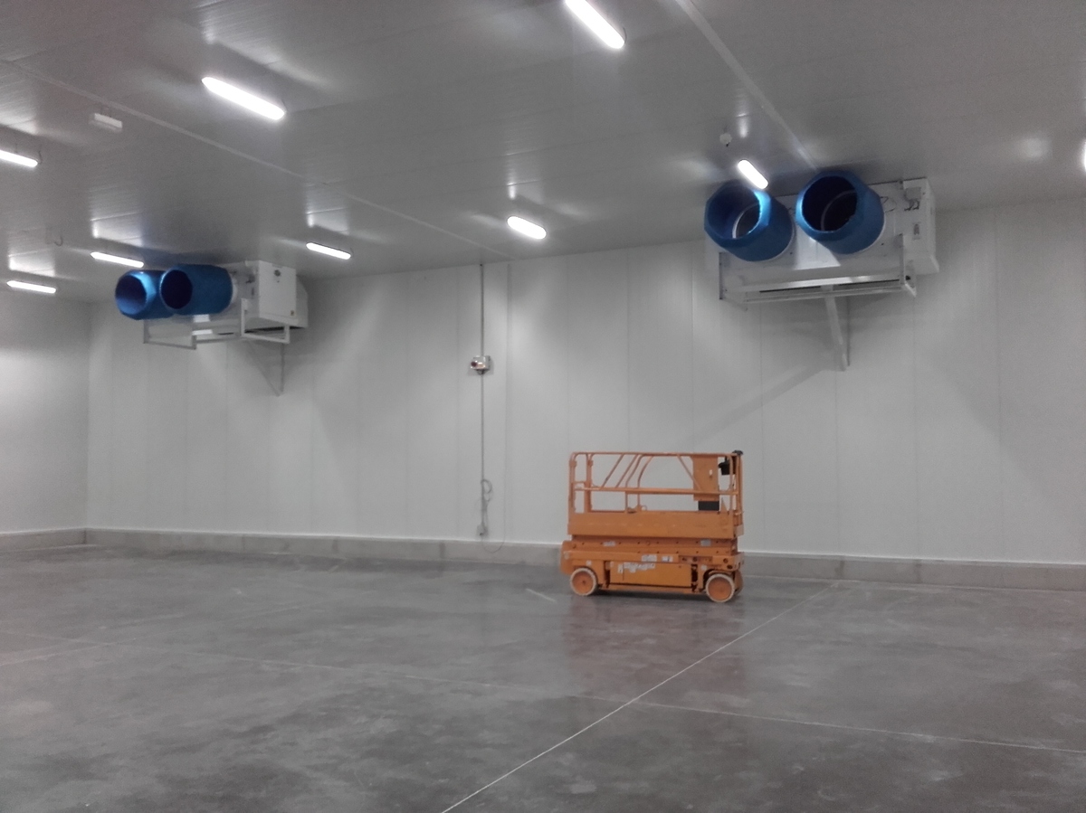 Centre logistique de STEF  located à SENS (150 km south east of Paris)<br />
8 x CD 63W 8620 E6 E<br />
60kW at 0/2  per unit   with star connection 49 dB(A)<br />