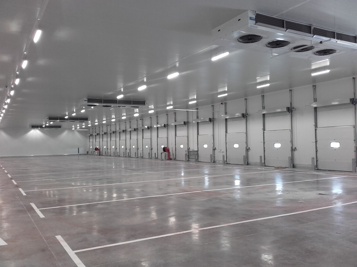 Centre logistique de STEF  located à SENS (150 km south east of Paris)<br />
8 x CD 63W 8620 E6 E<br />
60kW at 0/2  per unit   with star connection 49 dB(A)<br />