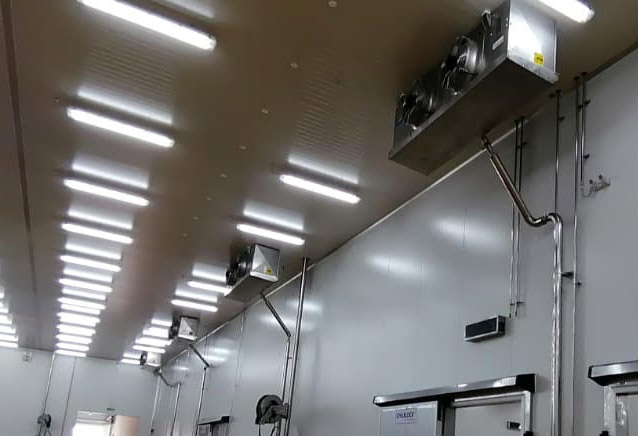 Vietnam, Ho Chi Minh<br>
39pz LS, ammoniaca hot gas defrost<br>
73pz CS, glycol<br>
Casing aisi 304, aisi 304 fan grills, top connections, alupaint fins