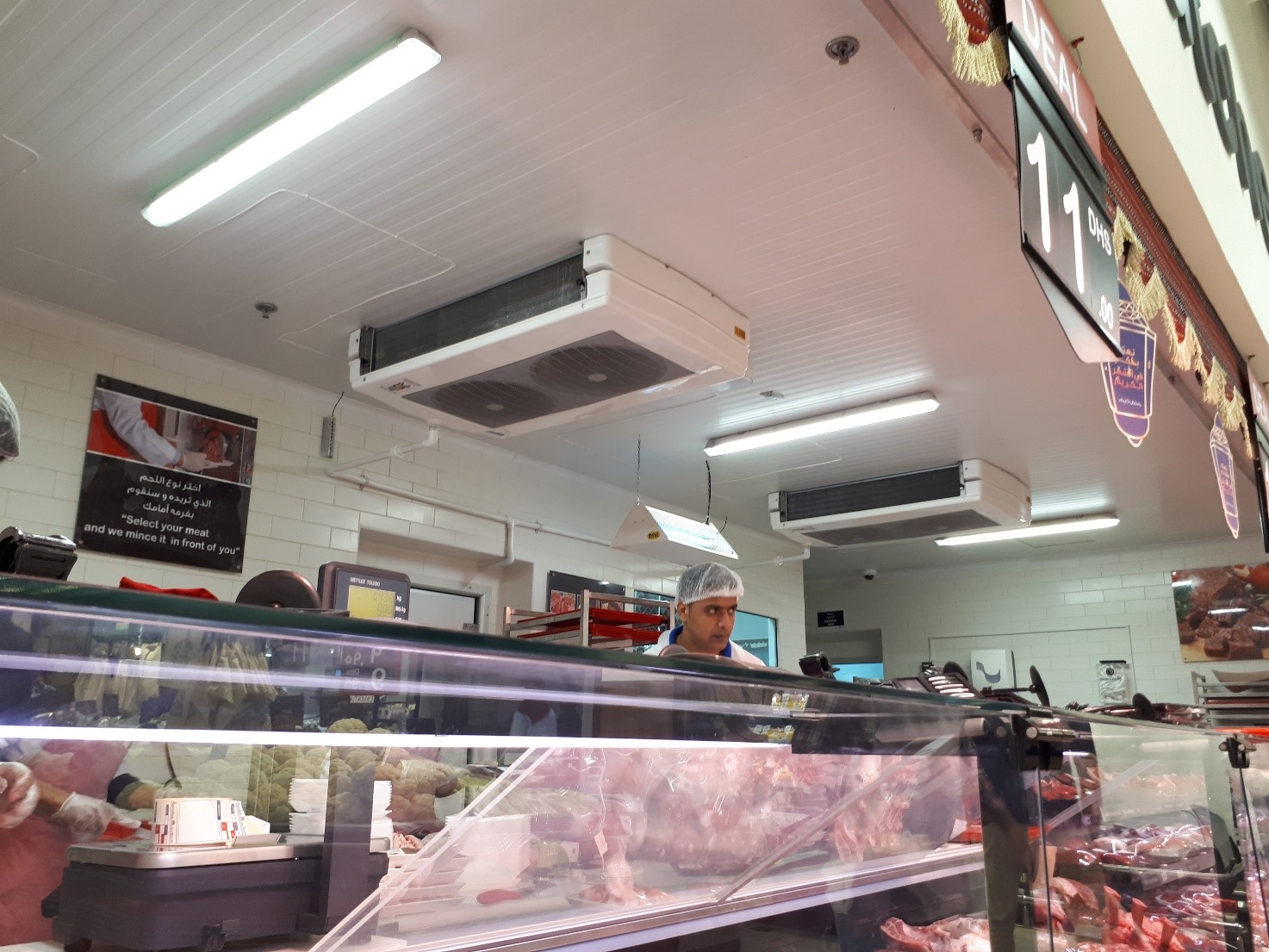 Carrefour Masdar City<br>
Super market cold stores and preparation rooms<br>
<br>
Evaporator:<br>
20 x F31HC/F35HC CO2, FHD CO2,<br>
<br>
Gas Cooler:<br>
1 x SAV9T 3232 CO2 + P25 + EC + IS<br>
<br>
First CO2 installation in the GCC countries.<br>
Masdar City is the first sustainable city in the GCC, where “green” initiatives are implemented.<br>
Technical challenge: CO2 transcritical in an area that reaches 50°C, made possible by LU-VE adiabatic dry cooler.
